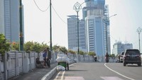 Beberapa diantaranya tampak beristirahat di pinggir jalan.