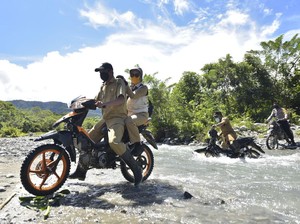 Terobos Sungai Pakai Motor, Bupati Indah Datangi Warga Terpencil