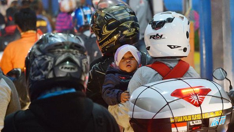 Mudik di Indonesia Mudik jadi kegiatan yang kerap dilakukan warga saat Ramadan tiba. Namun, guna putus rantai penyebaran COVID-19 pemerintah Indonesia imbau warga untuk tak mudik.