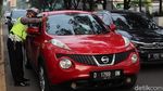 Petugas Bersiaga Pantau Warga di Hari Pertama PSBB Kota Bandung