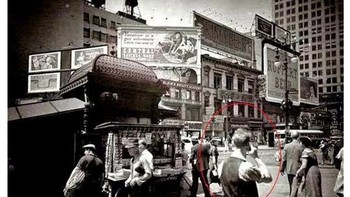 Pria dalam lingkaran merah kira-kira lagi apa? Seperti sedang menelepon ya? (Foto: via Ranker)