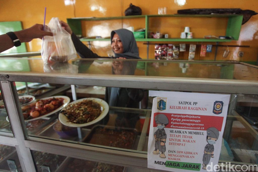 Sejumlah rumah makan di Jakarta kini hanya melayani pesanan take away atau bawa pulang. Hal itu dilakukan sebagai upaya untuk cegah penyebaran COVID-19.