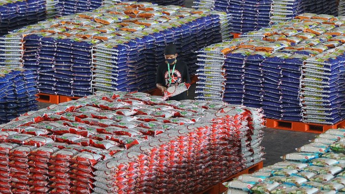 Warga antre dengan menjaga jarak untuk membeli sembako murah saat peluncuran Lumbung Pangan Jawa Timur di JX International, Surabaya, Jawa Timur, Selasa (21/4/2020). Lumbung Pangan Jawa Timur tersebut menjual kebutuhan sembako dengan harga murah yang bisa didapatkan oleh masyarakat terdampak COVID-19, baik datang secara langsung maupun melalui pemesanan secara daring dengan bebas biaya ongkos kirim. ANTARA FOTO/Moch Asim/hp.