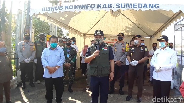 Ridwan Kamil pantau check point jatinangor