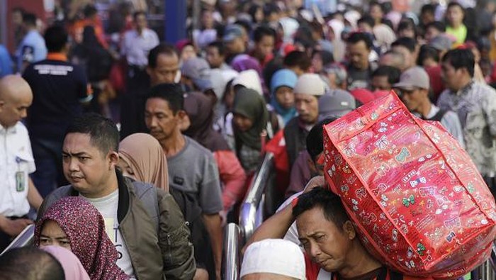 Mudik jadi kegiatan yang kerap dilakukan warga saat Ramadan tiba. Namun, guna putus rantai penyebaran COVID-19 pemerintah Indonesia imbau warga untuk tak mudik.