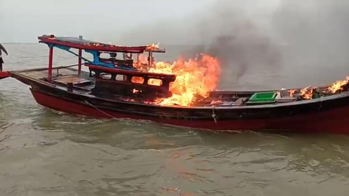 Kapal nelayan dibakar di Riau (dok. Istimewa)