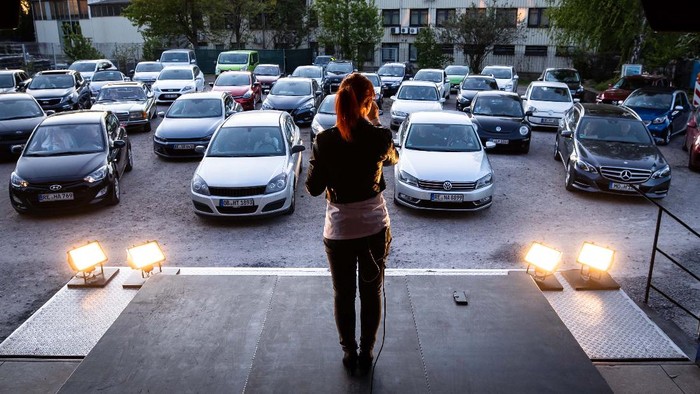 Drive-in theatre adalah sarana bagi seniman di Jerman untuk terus berkarya termasuk konser. Penonton menyaksikan konser ini dari dalam mobil.