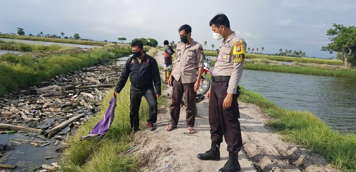Polisi cek TKP penemuan jasad korban pemuda yang tewas mengambang di saluran air di Pinrang