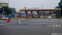 Di akses salah satu pintu tol Baros yang juga merupakan gerbang menuju Kabupaten Bandung Barat dan Cimahi terpantau lengang.