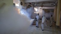 Saat ini beberapa negara di seluruh dunia telah mengelurkan peraturaan untuk mengurangi kegiatan ibadah di dalam masjid saat Ramadan guna mengurangi penyebaran COVID-19. AP Photo/B.K. Bangash.