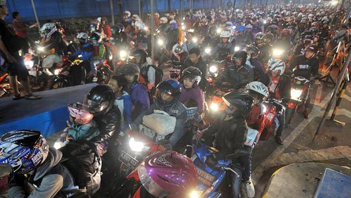 Mudik jadi kegiatan yang kerap dilakukan warga saat Ramadan tiba. Namun, guna putus rantai penyebaran COVID-19 pemerintah Indonesia imbau warga untuk tak mudik.