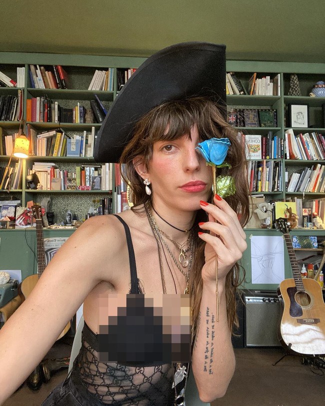 Penyanyi sekaligus model asal Prancis Lou Doillon baru-baru ini memamerkan gayanya yang seksi ketika lockdown dengan memakai lingerie Gucci. Foto: Instagram @loudoillon