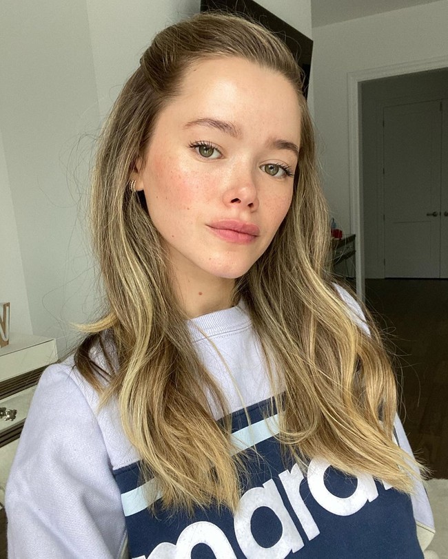 Setiap paginya, Valeria menggunakan serum vitamin C, sebelum menggunakan retinol sebagai perawatan antiaging. Untuk perawatan malam hari, setelah menggunakan rangkaian skincare, Valeria memijat wajahnya dengan batu giok Gua Sha untuk wajah lebih kencang.  Foto: dok. Instagram