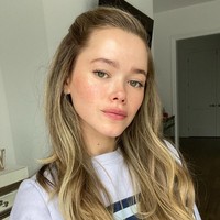 Setiap paginya, Valeria menggunakan serum vitamin C, sebelum menggunakan retinol sebagai perawatan antiaging. Untuk perawatan malam hari, setelah menggunakan rangkaian skincare, Valeria memijat wajahnya dengan batu giok Gua Sha untuk wajah lebih kencang.  Foto: dok. Instagram