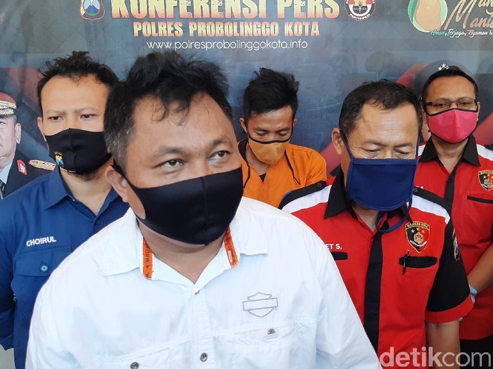 Pria di Kabupaten Probolinggo membacok selingkuhan istrinya hingga tewas. Meski berusaha bersembunyi, akhirnya pelaku tertangkap.