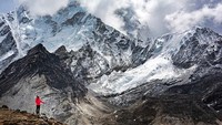 Es di Everest mulai mencair seiring dengan peningkatan suhu yang terjadi. Jika berlangsung dalam waktu lama, ini dapat menyebabkan hilangnya vegetasi di gunung tersebut. (Foto: Getty Images)