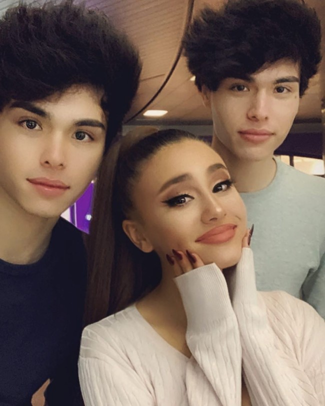 Remaja yang berasal dari California itu mulai menonton sejumlah video di YouTube untuk mempelajari dan meniru penampilan rambut hingga makeup Ariana Grande. Sang remaja mencatat kemiripan dan sebuah fakta bahwa keduanya memiliki kebangsaan Italia dan Amerika terdengar lebih menyeramkan. (Foto: Instagram/@paigeniemann)