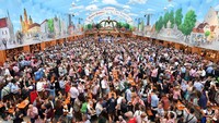 Setiap tahunnya, Oktoberfest digelar selama dua pekan di Munich dan bisa mengumpulkan hingga enam juta pengunjung dengan total pendapatan lebih dari satu miliar euro (setara hampir Rp17 triliun). Joerg Koch/Getty Images.
