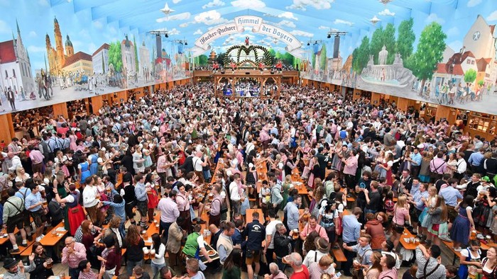 Festival Bir Terbesar di Dunia Keok Dihantam Wabah Corona Festival rakyat terbesar di dunia yang diadakan di Jerman, Oktoberfest batal dilaksanakan tahun ini akibat pandemi COVID-19.