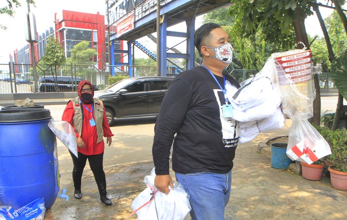 Baguna PDIP Berikan Bantuan APD ke Puskesmas Cikokol Badan Penanggulangan Bencana (Baguna) PDI Perjuangan menyerahkan bantuan alat pelindung diri (APD) kepada Puskesmas Cikokol di Tangerang, Banten, Rabu (22/4).
Anggota DPRD Fraksi PDI Perjuangan Provinsi Banten Sri Hartati (kanan) didampingi Ketua Fraksi PDI Perjuangan DPRD Kota Tangerang Andi Permana (kiri) bersama Badan Penanggulangan Bencana (Baguna) PDI Perjuangan menyerahkan bantuan alat pelindung diri (APD) kepada Dokter Umum pada Unit Pelayanan Terpadu Daerah Puskesmas Karawci Baru (UPTD PKM) Karawaci Baru dr Arnita Asia Harahap sebagai bentuk