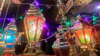 Bahkan di Palestina juga saat ini menjual hiasan lampu tradisional yang disebut Fanous untuk menyemarakan bulan suci Ramadan. Mahmud Hams/AFP via Getty Images.