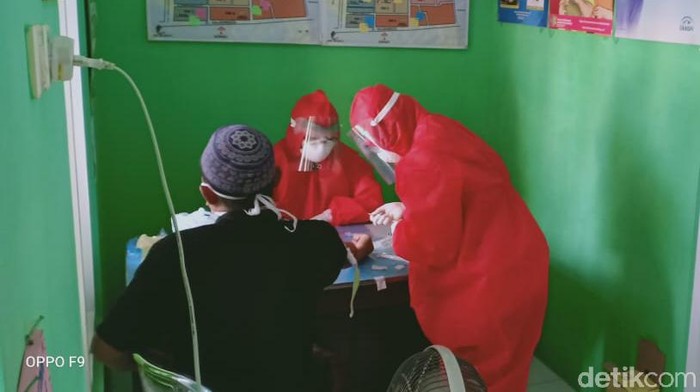 Pemeriksaan rapid test jemaah Ijtima Gowa di Brebes, 22/4/2020