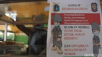 Tulisan untuk mengimbau pembeli untuk tidak makan di tempat makan dan membungkus makanan pun terpasang di salah satu tempat makan yang berada di kawasan Jakarta.
