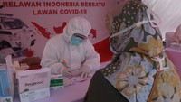 Relawan Indonesia Bersatu Lawan COVID-19 melakukan tes cepat di Jakarta.