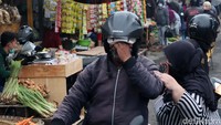 Warga masih ramai di jalan-jalan dan pasar pada hari pertama penerapan PSBB ini.