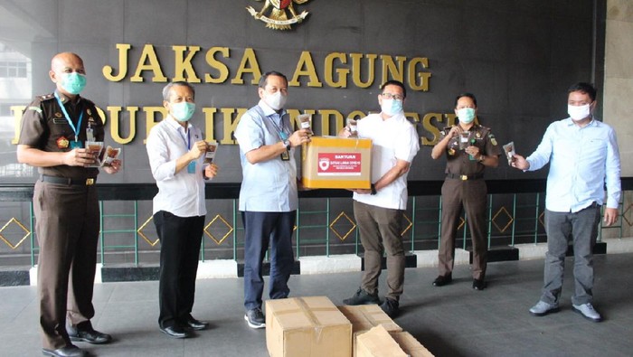Satgas Lawan COVID-19 DPR Serahkan Bantuan APD-Alat Rapid Test ke RSU Adhyaksa.