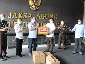 Satgas Lawan COVID-19 DPR Serahkan Bantuan APD-Alat Rapid Test ke RSU Adhyaksa