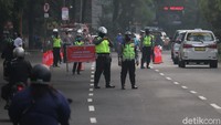 Mendapati masih banyak pengguna sepeda motor yang masih berboncengan, pihaknya melalui Gugus Tugas COVID-19 Kota Bandung yang bertugas di lapangan akan terus melakukan sosialisasi.