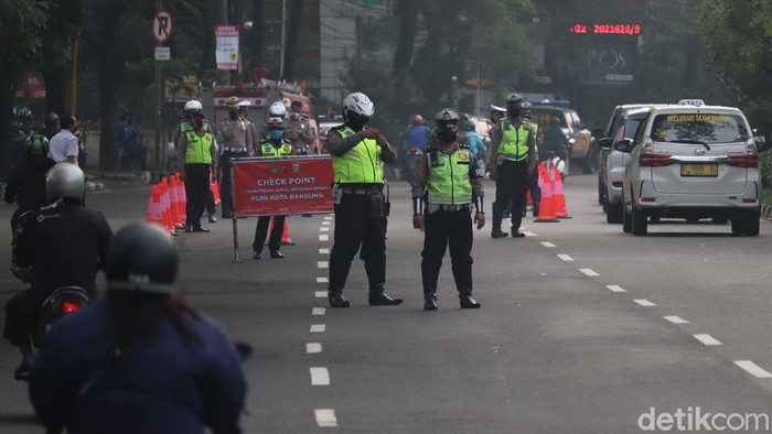 Pembatasan Sosial Berskala Besar (PSBB) mulai diterapkan di Kota Bandung hari ini, Rabu (22/4). Sejumlah petugas bersiaga untuk pantau penerapan PSBB di sana.