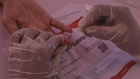 Relawan Indonesia Bersatu Lawan COVID-19 menunggu peserta tes cepat Corona.