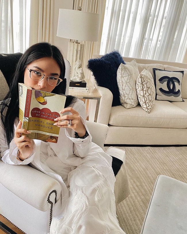 Dikenal sebagai crazy rich dan diniahi seorang politikusi, Heart Evangelista yang populer di Filipina sebagai artis itu pun hidupnya selalu jadi sorotan, termasuk saat lockdown ditetapkan oleh pemerintah. Berbagai kegiatannya ketika di rumahnya yang mewah bikin netizen penasaran.  Foto: Instagram @iamhearte