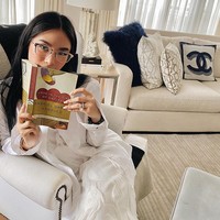 Dikenal sebagai crazy rich dan diniahi seorang politikusi, Heart Evangelista yang populer di Filipina sebagai artis itu pun hidupnya selalu jadi sorotan, termasuk saat lockdown ditetapkan oleh pemerintah. Berbagai kegiatannya ketika di rumahnya yang mewah bikin netizen penasaran.  Foto: Instagram @iamhearte