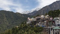 Foto Gunung Himalaya yang tertutup salju terlihat jelas dari Dharmsala, India. AP Photo/Ashwini Bhatia.