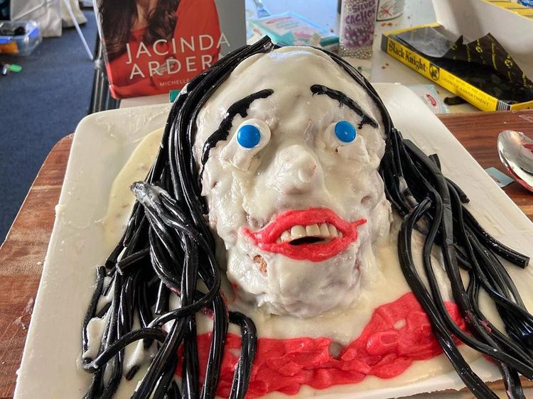 Belajar Bikin Kue di Rumah, Ini 10 Kue Netizen yang Gagal dan Kocak