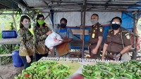 Selain masker, juga dilakukan bantuan berupa sembako kepada para tukang ojek, panti asuhan dan Mama di Manokwari.