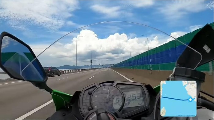 Perawat kebut-kebutan naik Ninja