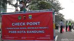 Petugas Bersiaga Pantau Warga di Hari Pertama PSBB Kota Bandung