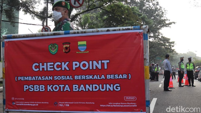 Pembatasan Sosial Berskala Besar (PSBB) mulai diterapkan di Kota Bandung hari ini, Rabu (22/4). Sejumlah petugas bersiaga untuk pantau penerapan PSBB di sana.