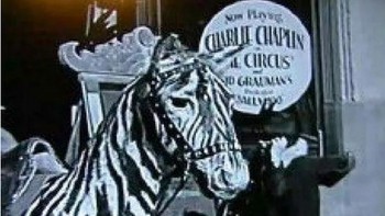 Lagi-lagi, ada pria yang tampak sedang menelepon. Kali ini berlatar film Charlie Chaplin (Foto: via Ranker)