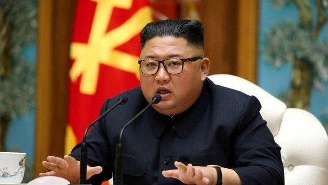 Gaya rambut ikonik ini dikatakan terinspirasi dari kakeknya Kim Il Sung. Seperti dikutip dari GQ, Kim Jong Un sangat mengagumi sosok pendiri Korea Utara itu sehingga ingin bisa menjadi seperti sang kakek yang punya kekuasaan tinggi dan berpengaruh. Foto: BBC World