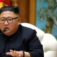 Gaya rambut ikonik ini dikatakan terinspirasi dari kakeknya Kim Il Sung. Seperti dikutip dari GQ, Kim Jong Un sangat mengagumi sosok pendiri Korea Utara itu sehingga ingin bisa menjadi seperti sang kakek yang punya kekuasaan tinggi dan berpengaruh. Foto: BBC World