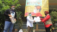 Anggota DPRD Fraksi PDI Perjuangan Provinsi Banten Sri Hartati (kanan) didampingi Ketua Fraksi PDI Perjuangan DPRD Kota Tangerang Andi Permana (kiri) memberikan bantuan tersebut langsung ke pihak Puskesmas Cikokol. Istimewa/Dok. Baguna.