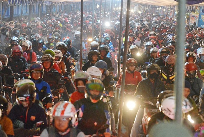 Mudik di Indonesia Mudik jadi kegiatan yang kerap dilakukan warga saat Ramadan tiba. Namun, guna putus rantai penyebaran COVID-19 pemerintah Indonesia imbau warga untuk tak mudik.