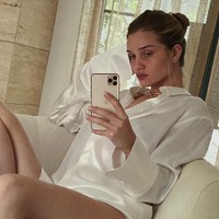 Rosie Huntington Whiteley juga memamerkan gaya karantina yang tak kalah seksi. Dalam beberapa foto, ia menunjukkan gaya rumah andalannya yaitu kemeja sutra tanpa celana. Foto: Instagram @rosiehw