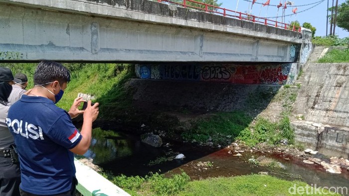 Puluhan karung limbah jeroan hewandi bawah jembatan Pandan Simping, Klaten, Rabu (22/4/2020).