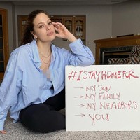 Foto: Model plus size Ashley Graham memilih untuk tetap nyaman ketika masa stay at home. Ashley tampak mengenakan kemeja longgar yang kusut dengan celana legging. Foto: Instagram @ashleygraham